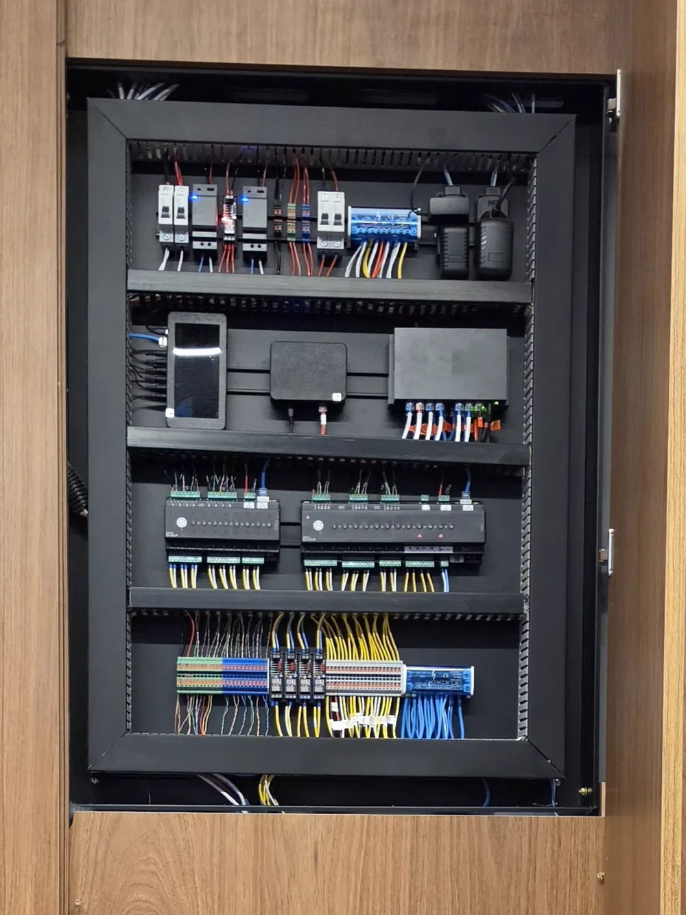 Quadro de automação executado pela Integrahouse — módulos de controle, disjuntores e cabeamento organizados em trilho DIN