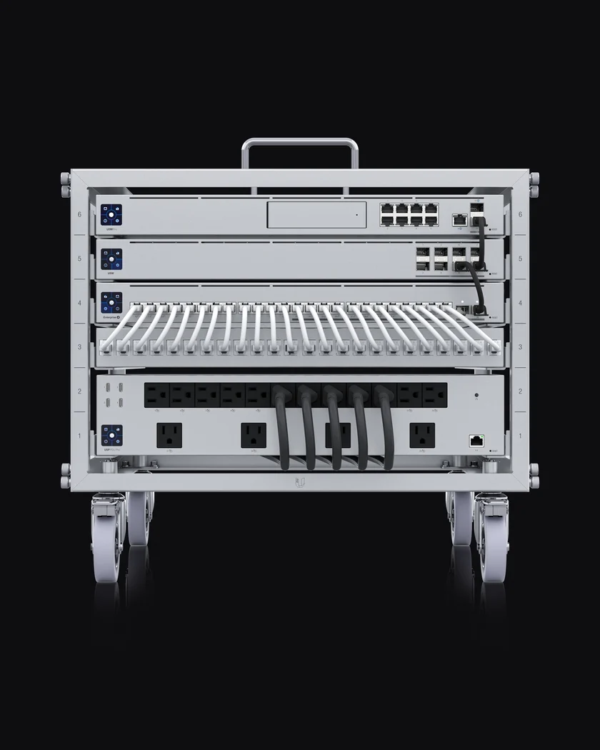 Rack de rede montado — gateway, switches gerenciados, patch panel com cabeamento organizado e régua de energia