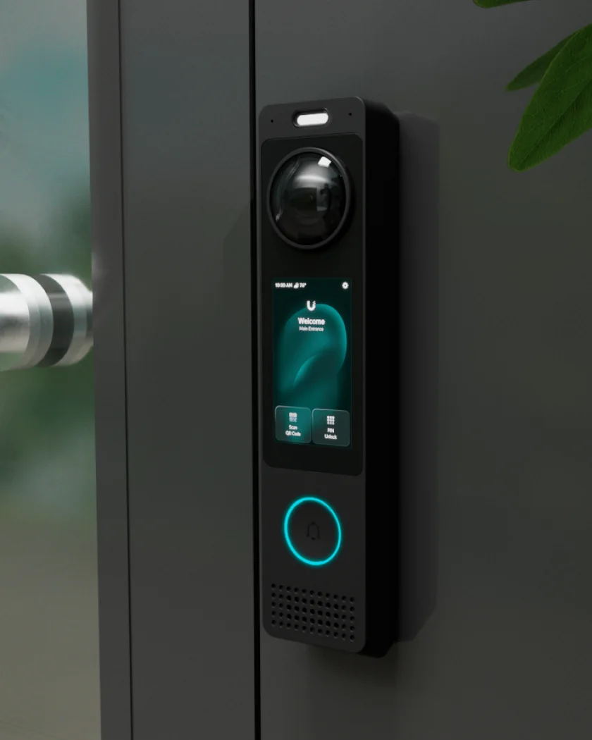 Interfone de controle de acesso com câmera, tela sensível ao toque e leitor, instalado ao lado da porta de entrada